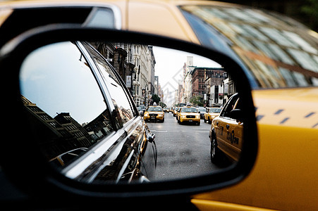出租车侧后视镜中的美国纽约市背景图片