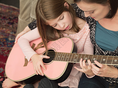 中年母女快乐弹吉他的母女背景