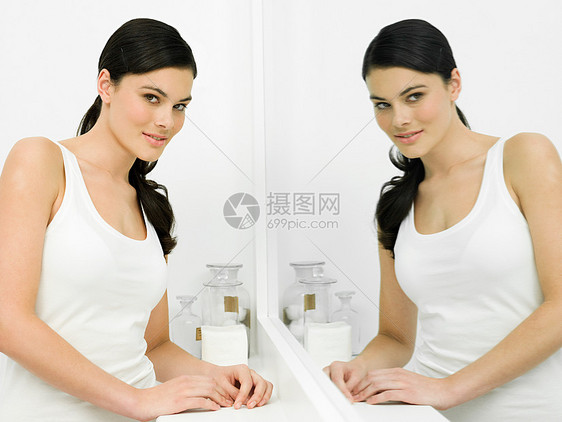 浴室镜子中年轻女子图片