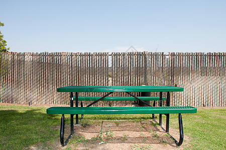 公路休息站的野餐桌图片