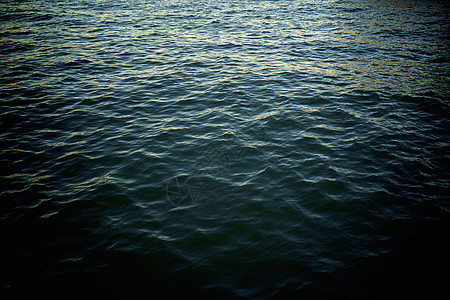 哈得逊河黑漆漆的波涛汹涌的河水的全帧照片图片