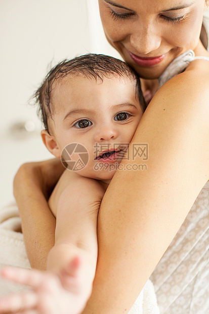 妈妈洗澡后把女婴晾干了图片