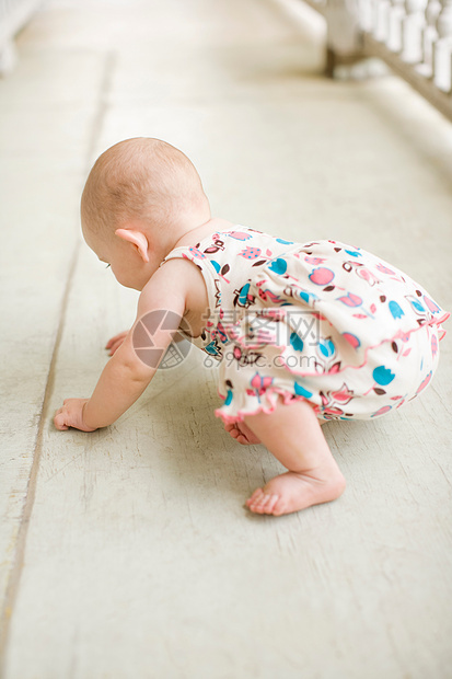 小女孩想站在地毯上图片