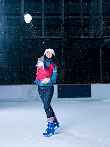 女人在溜冰场上扔雪球图片