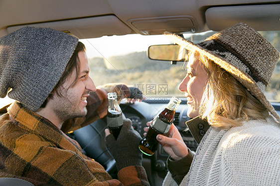 车内和饮料的情侣图片