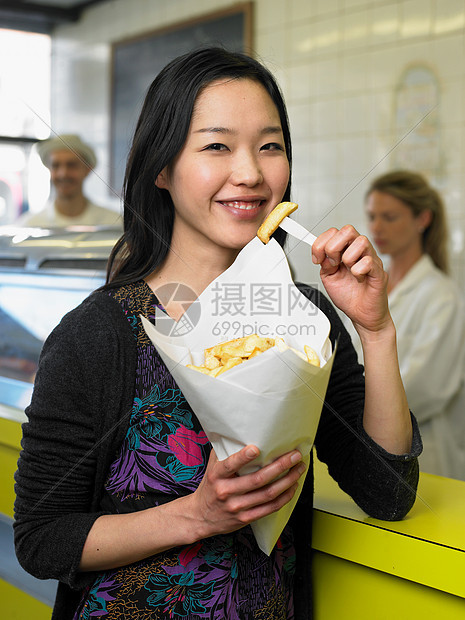 吃薯条的年轻女人图片