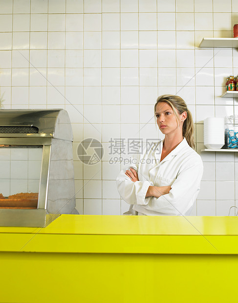 柜台后面的年轻女子图片