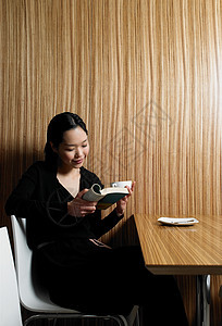 年轻女子在咖啡馆看书图片