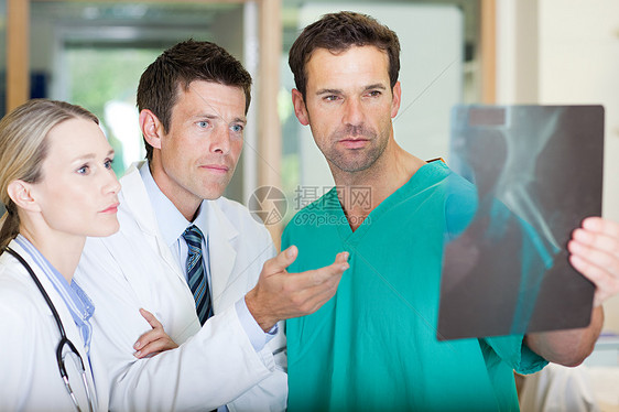医生和外科医生看X光片图片