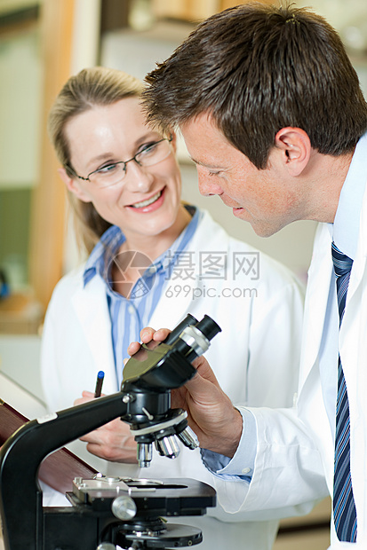 带显微镜的医生图片