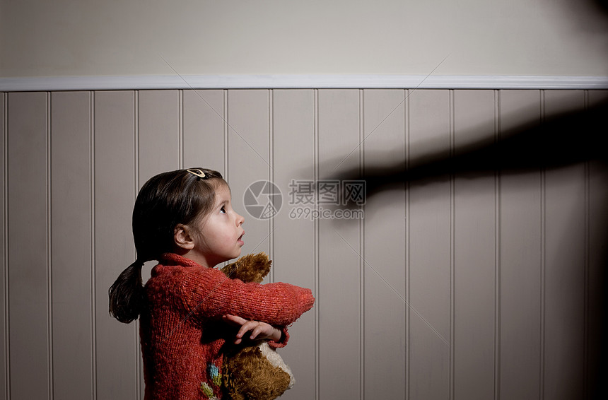吓坏了的小女孩和大人用手指着她的影子图片
