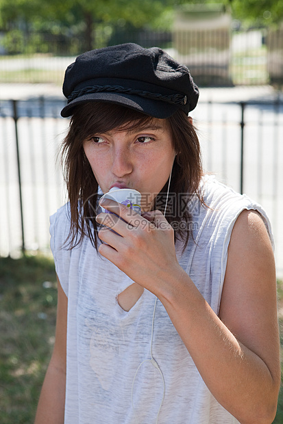 吃雪糕的年轻女人图片
