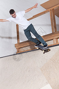 滑板运动员在滑板公园的坡道上图片