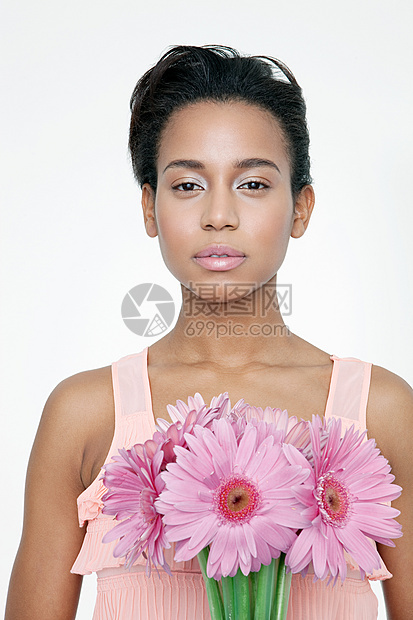 粉红花朵的年轻女子图片