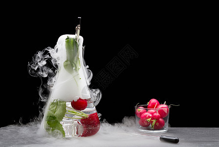吸烟烧杯中的番茄和水果背景图片