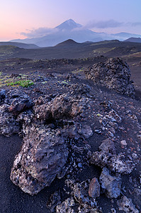 俄罗斯堪察加半岛的熔岩场和托尔巴奇克火山图片