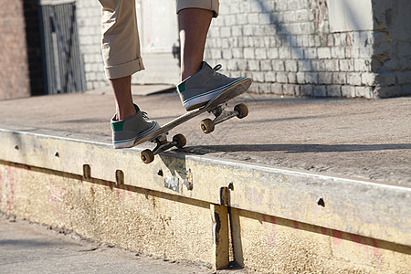 街头滑板手的脚图片