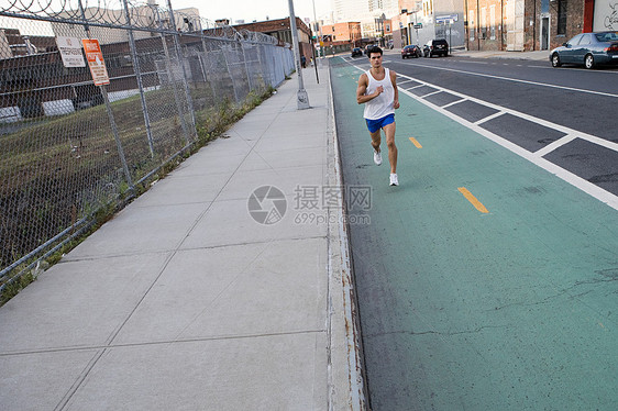 城市街道上的男性跑步者图片