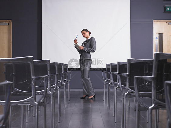在空的演讲室里练习演讲的女人图片