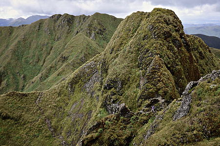 新西兰山脊山区徒步女旅行者图片