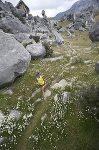 新西兰卡斯尔山女子跑步运动员的仰视图图片