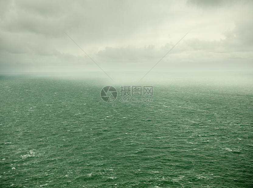 海上风暴云和雨图片