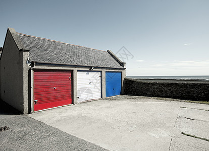 英国苏格兰阿伯丁郡约翰海文市漆成红色白色和蓝色的车库门图片
