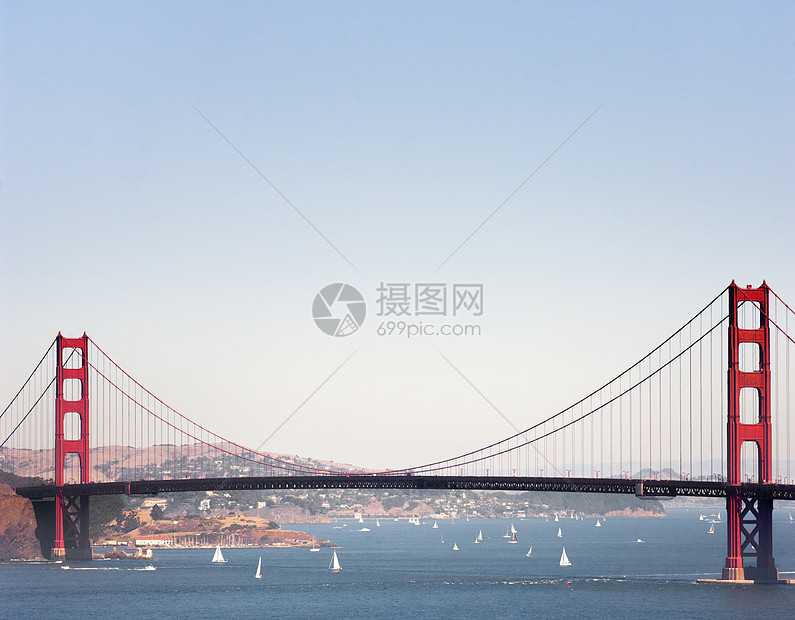 美国旧金山的金门大桥和游艇图片