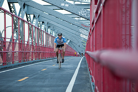 人在桥上骑车图片