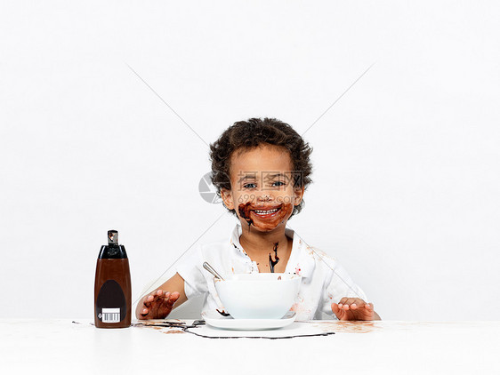 男孩裹着巧克力酱图片