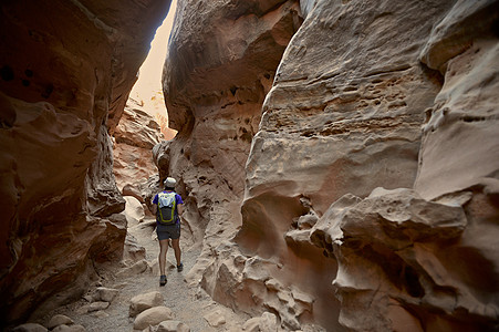 探索小野马和贝尔峡谷环线的徒步旅行者图片