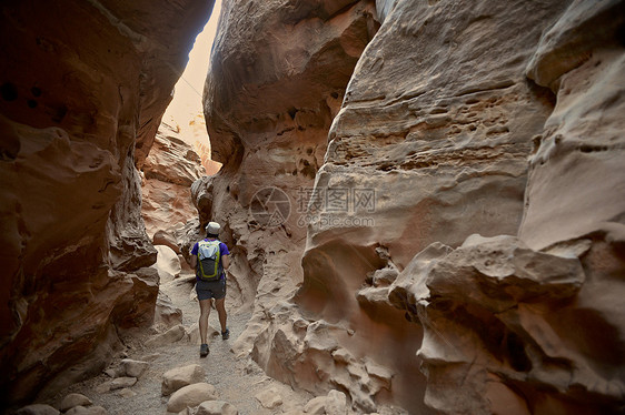 探索小野马和贝尔峡谷环线的徒步旅行者图片