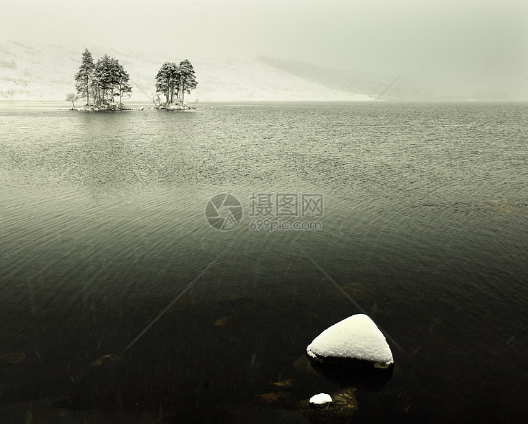 冰雪覆盖的岩石和树木海景图片