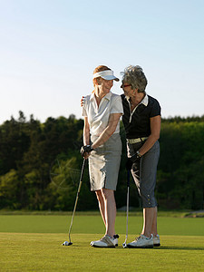 两名女子在高尔夫球场上图片