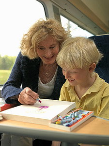 瑞典火奶奶和孙子在火车上背景