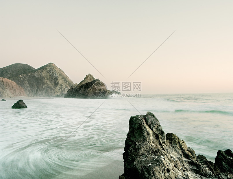 美国加利福尼亚州大苏尔海潮和岩层视图图片