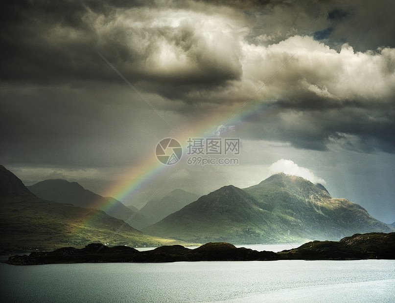 在暴风雨的天空中看到彩虹,高地,苏格兰英国图片