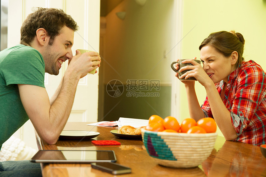 年轻夫妇拿着咖啡杯图片