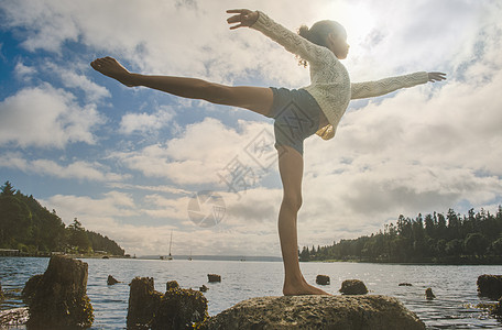 芭蕾舞女孩在岩石上翩翩起舞图片