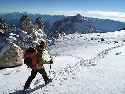 户外运动登山阿根廷门多萨省安第斯山脉的阿空加瓜岛上爬山的女人背景