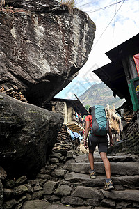 在尼泊尔贾加特石径上徒步旅行的女人图片素材