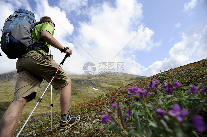 徒步旅行的人图片