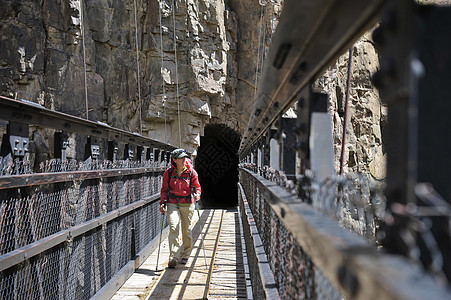 美国亚利桑那州弗拉格斯塔夫大峡谷女徒步旅行者步行天桥图片