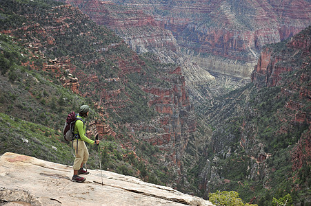 美国亚利桑那州弗拉格斯塔夫观看大峡谷的女背包客高清图片