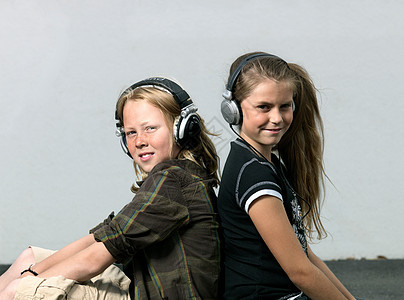 两个带耳机的孩子背景图片