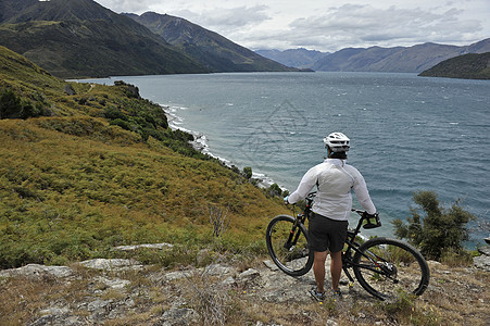 新西兰女山地自行车手图片