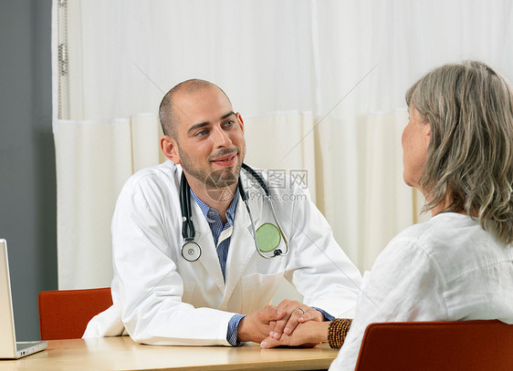 一名女人向医生咨询问题图片