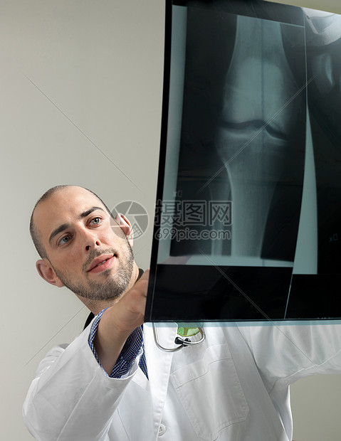 正在看X光片的医生图片