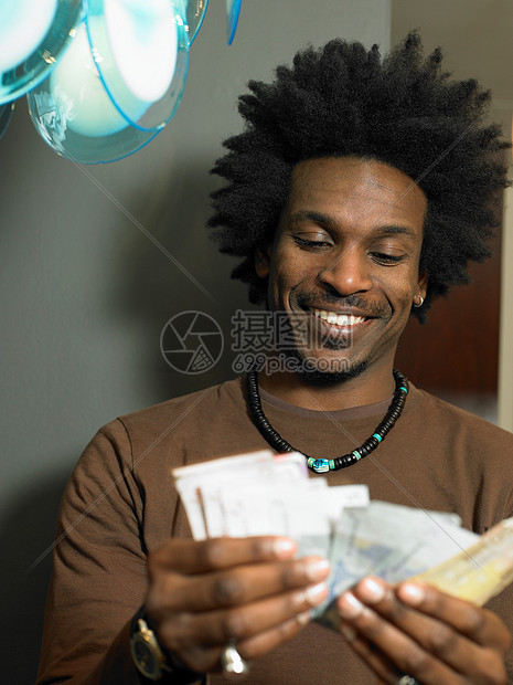 男人在数钞票图片