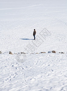 在雪中行走的人图片